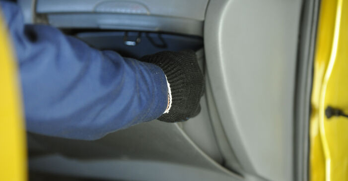 Jak wymienić Filtr powietrza kabinowy TOYOTA Prius C Hatchback 1.5 Hybrid (NHP10) 2012 - instrukcje krok po kroku i filmiki instruktażowe
