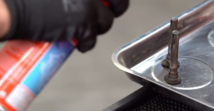 Wie man Bremsbeläge beim Ford Grand Tourneo Connect 2013 wechselt - Gratis PDF- und Video-Tutorials