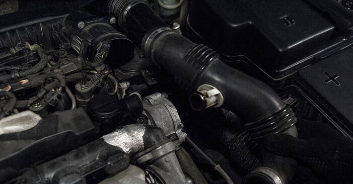 Tauschen Sie Luftfilter beim Citroën C5 Kombi 2014 2.0 HDi selber aus