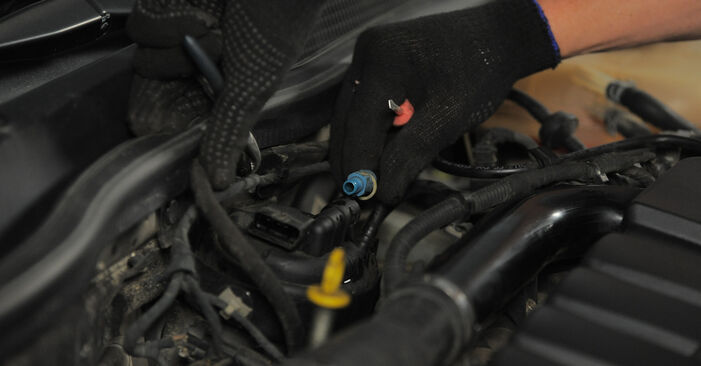 Sustitución de Filtro de Combustible en un Opel Astra H TwinTop 1.8 (L67) 2007: manuales de taller gratuitos