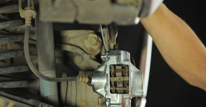Wie schmierig ist es, selber zu reparieren: Bremssattel beim Mercedes CLK C208 CLK 430 (208.370) 1997 wechseln – Downloaden Sie sich Bildanleitungen
