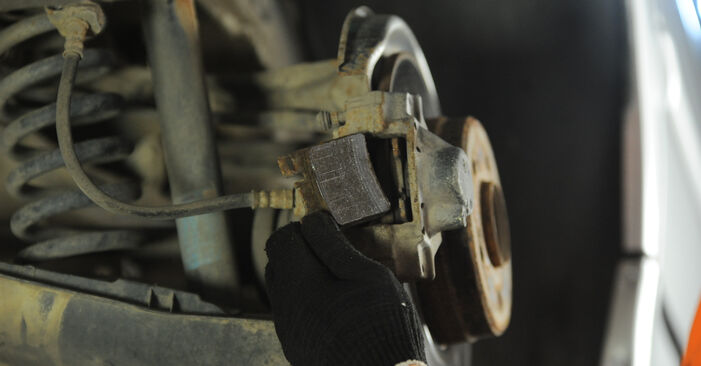 Wie schmierig ist es, selber zu reparieren: Bremssattel beim Mercedes CLK C208 CLK 430 (208.370) 1997 wechseln – Downloaden Sie sich Bildanleitungen