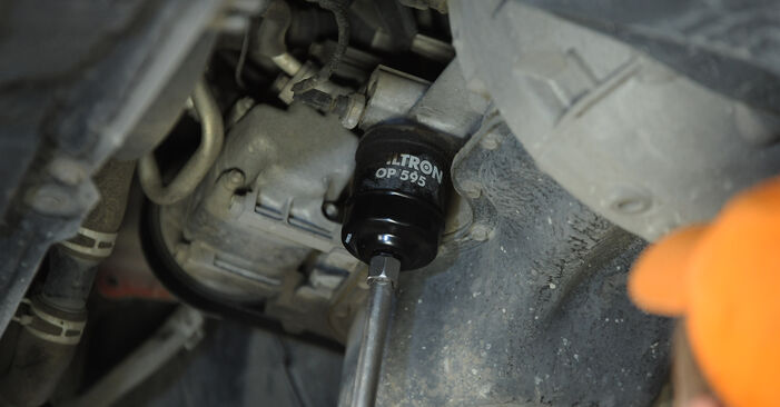 Wie schmierig ist es, selber zu reparieren: Ölfilter beim Mazda 626 IV 1.8 i (GE8P) 1997 wechseln – Downloaden Sie sich Bildanleitungen
