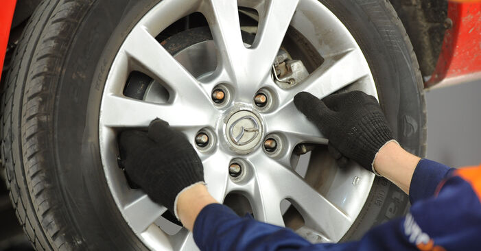 Trinn-for-trinn anbefalinger for hvordan du kan bytte Mazda 3 bk 2009 1.3 (BK14) Bremseskiver selv