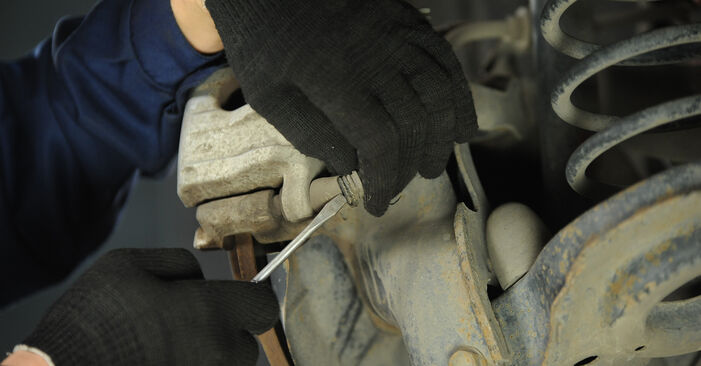 Wie schmierig ist es, selber zu reparieren: Bremsscheiben beim Mazda 3 BL 2.0 MZR (BLEFW) 2014 wechseln – Downloaden Sie sich Bildanleitungen