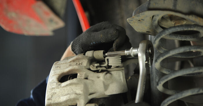 Wie schmierig ist es, selber zu reparieren: Bremsbeläge beim Mazda 3 BK 1.6 MZ-CD 2009 wechseln – Downloaden Sie sich Bildanleitungen