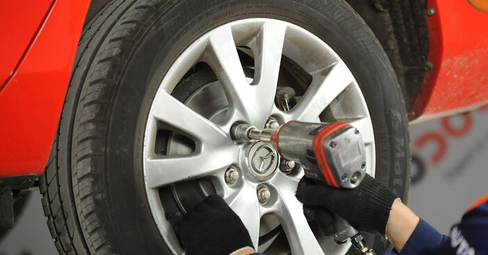 Sostituzione Pastiglie dei freni anteriori e posteriori su Mazda 5 cw 1.6 CD 2016 - scarica la guida illustrata