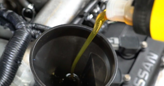 Wie man NISSAN MICRA 1.2 2013 Ölfilter wechselt – Leicht verständliche Wegleitungen online