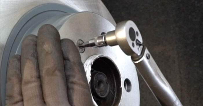 Trinn-for-trinn anbefalinger for hvordan du kan bytte Mercedes C207 2014 E 350 CDI (207.323) Bremseskiver selv