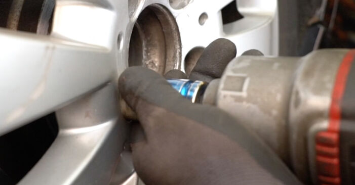Mercedes C204 C 250 CDI 2.2 (204.303) 2013 Bremsbeläge wechseln: Gratis Reparaturanleitungen