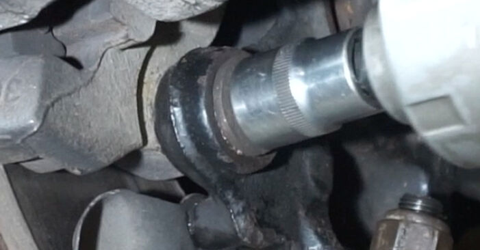 Quão difícil é efetuar a substituição de Rolamento da Roda no Volvo XC60 I 2.4 2014 por si mesmo - descarregue o guia ilustrado