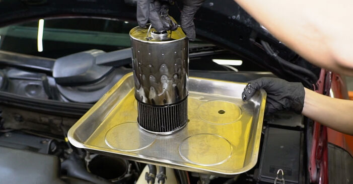 Wie schmierig ist es, selber zu reparieren: Ölfilter beim Mercedes T1 Pritsche 602 309 D 3.0 1983 wechseln – Downloaden Sie sich Bildanleitungen