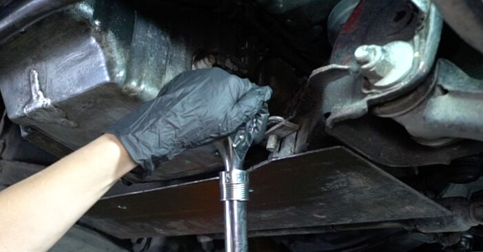 Tauschen Sie Ölfilter beim Mercedes T1 Kastenwagen 602 1992 307 D 2.4 selber aus