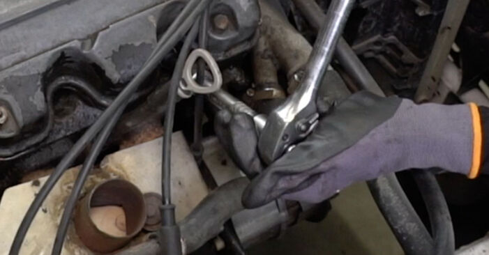 Wie schmierig ist es, selber zu reparieren: Zündkerzen beim Mercedes S123 240 D 2.4 1983 wechseln – Downloaden Sie sich Bildanleitungen