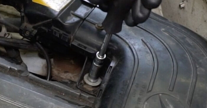 Cómo reemplazar Bujía de Encendido en un MERCEDES-BENZ Clase G SUV (W461) 250 GD 2.5 1990 - manuales paso a paso y guías en video