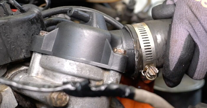 Schrittweise Anleitung zum eigenhändigen Ersatz von Mercedes A124 1994 E 220 2.2 (124.062) Thermostat