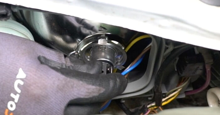 Wie man Hauptscheinwerfer Glühlampe am MERCEDES-BENZ Stufenheck (W124) ersetzt - Hinweise und Ratschläge
