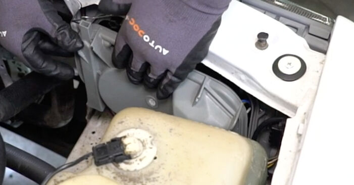Wechseln Sie Hauptscheinwerfer Glühlampe beim MERCEDES-BENZ Stufenheck (W124) 200 E (124.021) selbst aus