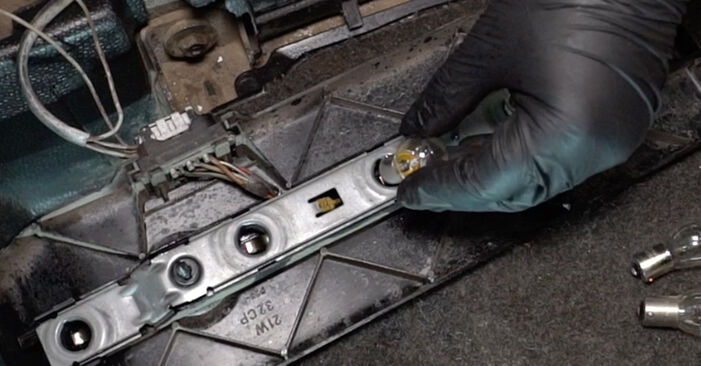 Wie lange benötigt das Auswechseln der Teile: Hauptscheinwerfer Glühlampe beim MERCEDES-BENZ Saloon (W124) - Detailliertes PDF-Tutorial