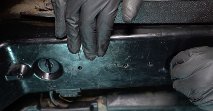Wechseln Sie Hauptscheinwerfer Glühlampe beim MERCEDES-BENZ Saloon (W124) 250 D 2.5 (124.125) selber aus