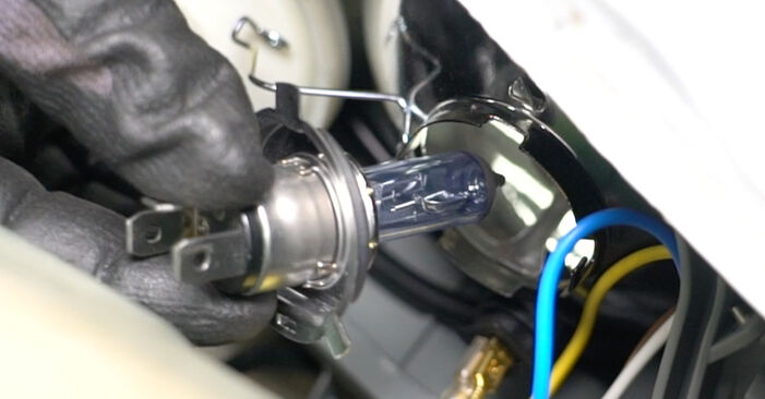 Wie problematisch ist es, selber zu reparieren: Abblendlicht-Glühlampe beim Mercedes E Class W124 E 250 2.5 Turbo Diesel (124.128) 1995 auswechseln – Downloaden Sie sich bebilderte Tutorials