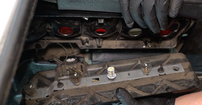 Wie man Abblendlicht-Glühlampe am MERCEDES-BENZ G-Klasse SUV Cabrio (W463) 1994 wechselt – Laden Sie sich PDF-Wegleitungen und Videoanweisungen herunter