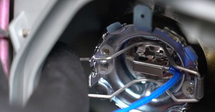 Mercedes W638 V 230 2.3 Turbo Diesel (638.274) 1998 Headlight Bulb replacement: free workshop manuals