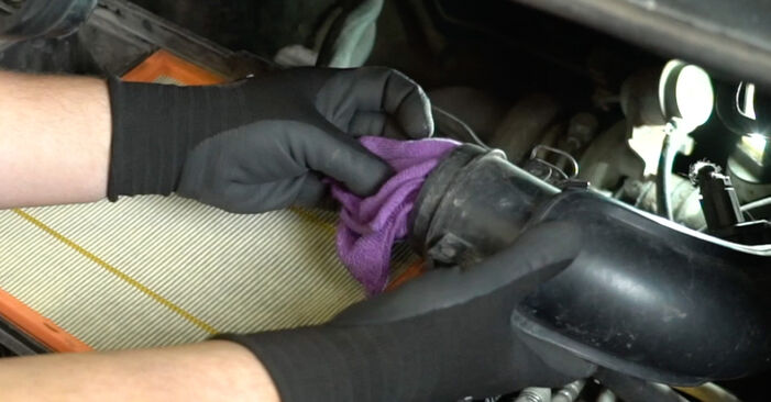 Wie problematisch ist es, selber zu reparieren: Luftfilter beim Ford Transit Mk7 Kastenwagen 2.2 TDCi 2012 auswechseln – Downloaden Sie sich bebilderte Tutorials