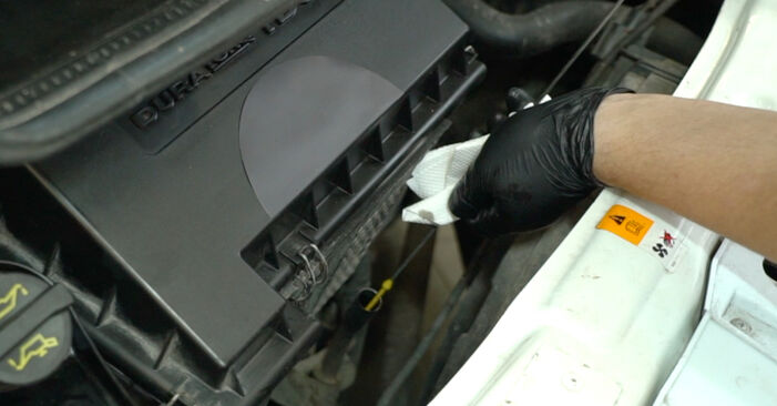 Wie man Ölfilter am Ford Transit Mk7 Kastenwagen 2006 ersetzt - Kostenfreie PDF- und Videotipps
