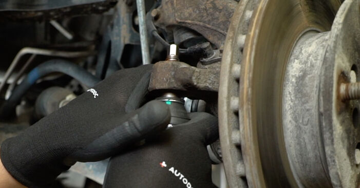 Podrobné odporúčania pre svojpomocnú výmenu Ford Transit Tourneo MK6 2010 2.2 TDCi Hlava / čap spojovacej tyče riadenia