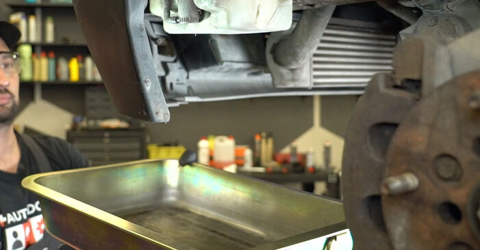 Tauschen Sie Waschwasserpumpe beim Ford Escort MK5 Cabrio 1991 1.6 selber aus