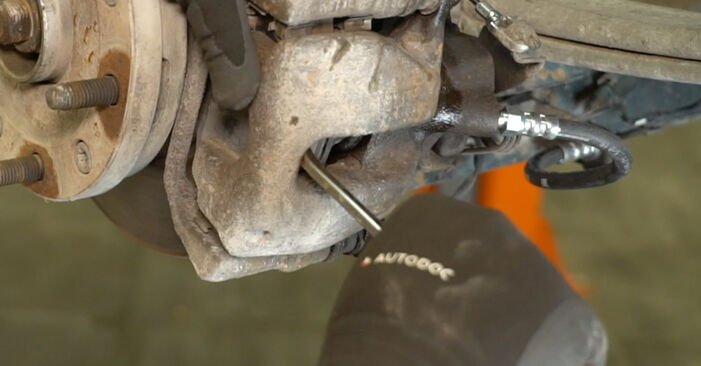 Wie schmierig ist es, selber zu reparieren: Bremssattelhalter beim Ford Transit mk7 Bus 2.2 TDCi 2012 wechseln – Downloaden Sie sich Bildanleitungen
