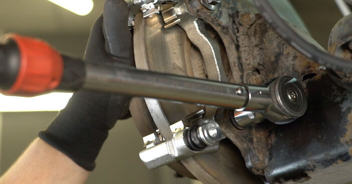 Wie schmierig ist es, selber zu reparieren: Bremssattelhalter beim FORD TRANSIT MK-7 Platform/Chassis 2.4 TDCi RWD 2012 wechseln – Downloaden Sie sich Bildanleitungen