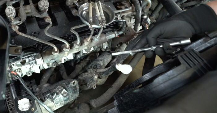 Vanskelighetsgrad: Bytte av Glødeplugger på Ford Transit Mk7 Van 2.2 TDCi 2012 – last ned illustrert veiledning
