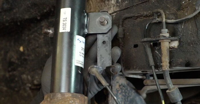 Wie schmierig ist es, selber zu reparieren: Stoßdämpfer beim Ford Transit Mk7 Kastenwagen 2.2 TDCi 2012 wechseln – Downloaden Sie sich Bildanleitungen