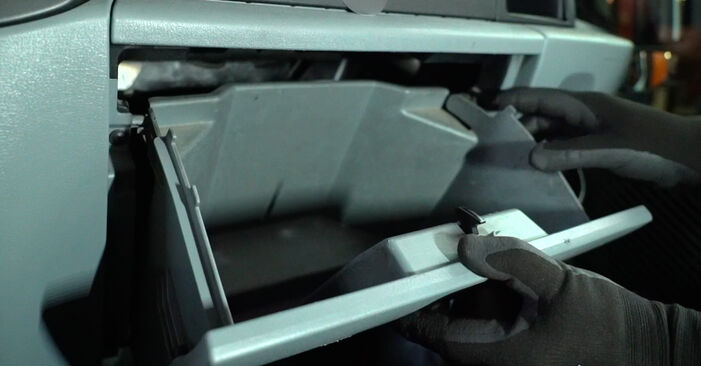 Wechseln Sie Stoßdämpfer beim FORD TRANSIT MK-7 Pritsche/Fahrgestell 2.4 TDCi RWD 2009 selbst aus