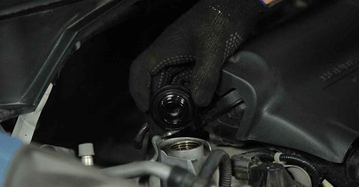 HONDA BRIO Alyvos filtras keitimas savarankiškai