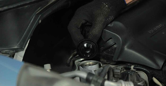 Zelf HONDA Civic XI Hatchback (FL) 2.0 e 2025 Oliefilter vervangen – online tutorial