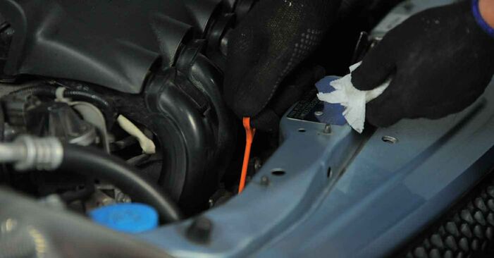 Hoe HONDA Civic XI Hatchback (FL) 1.5 VTEC (FL1) 2022 Oliefilter vervangen – stapsgewijze handleidingen en videogidsen