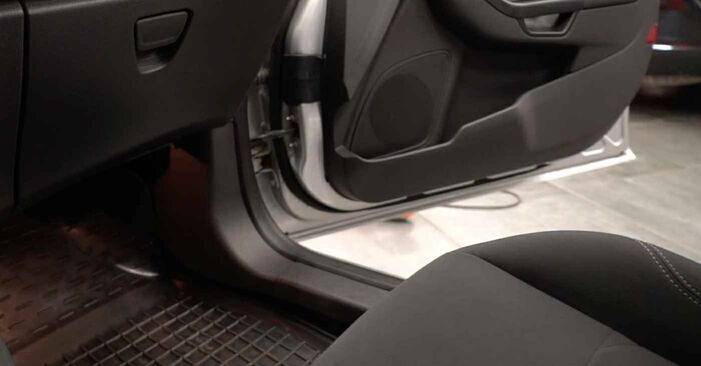 Cómo cambiar Filtro de Habitáculo FORD Tourneo Courier V769 MPV (N1P) 2023 - Manuales en PDF y en video gratuitos