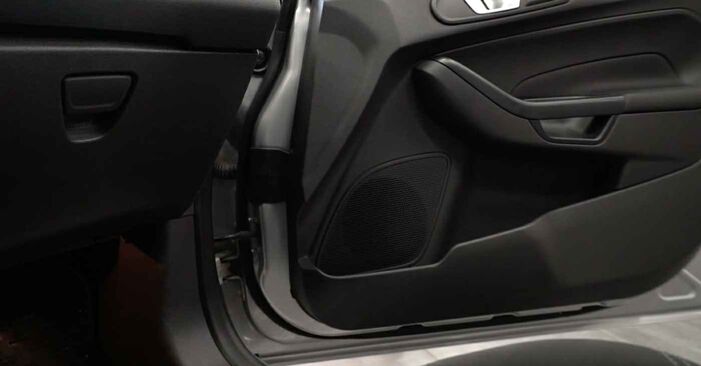 Cómo cambiar Filtro de Habitáculo FORD Tourneo Courier V769 MPV (N1P) 2023 - Manuales en PDF y en video gratuitos