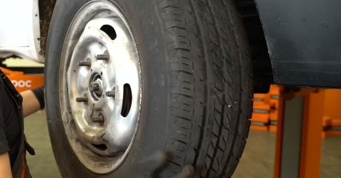 Cambiar Latiguillos de Freno Ford Transit Mk6 Bus 2.2 TDCi 2007 - manuales paso a paso y guías en video