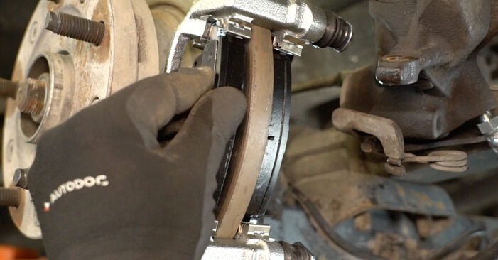 Cambiar Pastillas De Freno Ford Transit Mk6 Bus 2.2 TDCi 2007 - manuales paso a paso y guías en video
