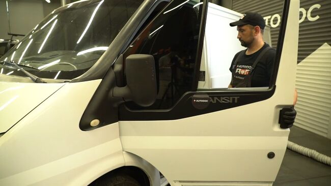 Wie man Batterie beim Ford Transit Mk6 Kastenwagen 2006 wechselt - Gratis PDF- und Video-Tutorials