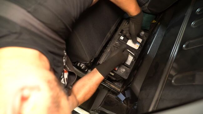 À quel point est-il difficile de le faire soi-même : télécharger le guide illustré pour le changement de Batterie sur FORD TRANSIT Custom