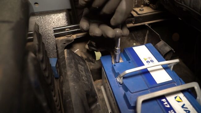 Comment changer Batterie sur FORD FOCUS - trucs et astuces