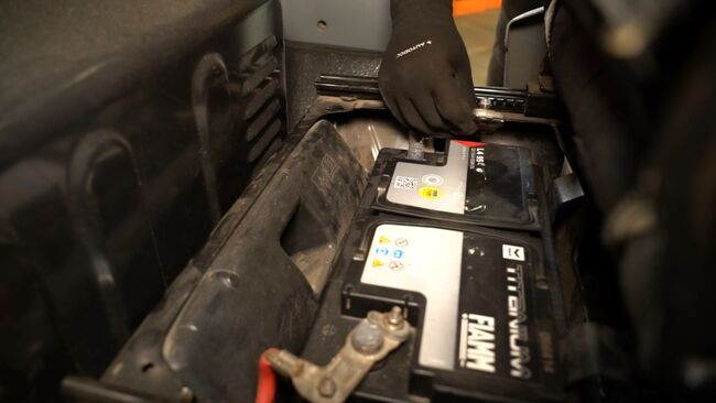 Changer Batterie sur FORD FOCUS par vous-même