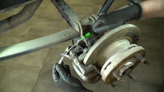 Hoe moeilijk is het om zelf te doen: Handremkabel vervangen Ford Transit Mk5 Bus 2.4 DI RWD (F_B_, F_C_) 2006 – download geïllustreerde gids