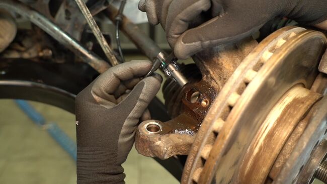 Dove si trova Testina Braccio Oscillante su Ford Transit Mk5 Bus 2.0 TDCi 2001 non sarà un problema se segui questa guida illustrata passo-passo