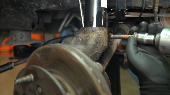 Come smontare Testina Braccio Oscillante FORD TRANSIT 2.4 DI RWD (F_B_, F_C_, F_A_) 2004 - istruzioni online facili da seguire